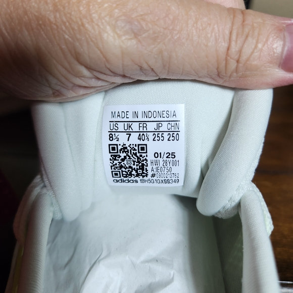 Adidas Womens 8 1/2 Run Falcon White and Green Sneakers New With Tags - Picture 6 of 11